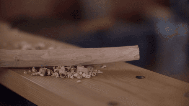 테이블 위의 나무 조각과 나무 부스러기