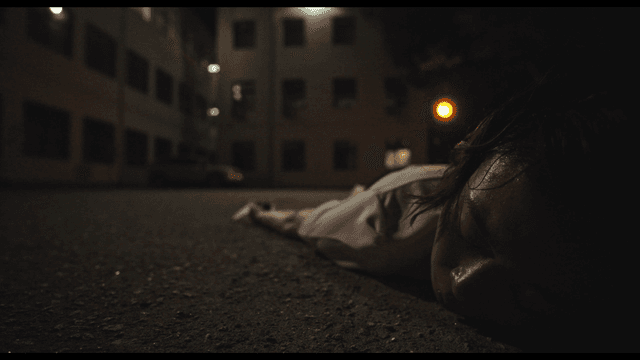 밤 주차장에 쓰러진 여성