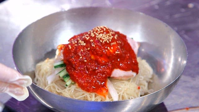 맑은 소뼈 육수를 넣은 밀면