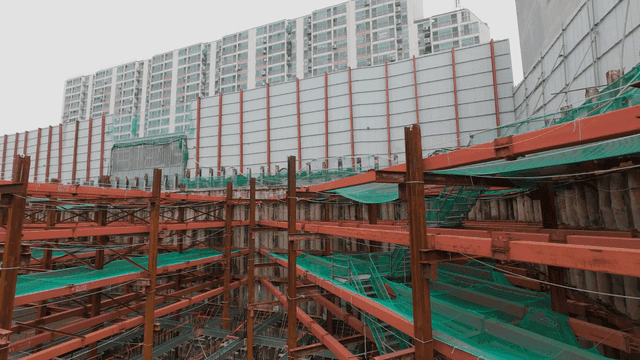 건설 중인 건물의 철골 구조