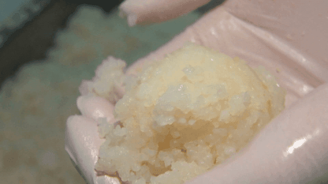 다진 당면들을 뭉치는 작업