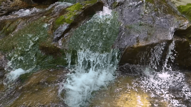 이끼 낀 바위를 흐르는 작은 폭포