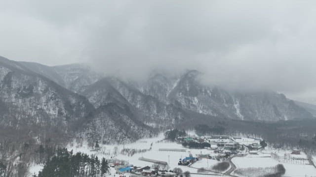 눈 덮인 산과 마을 풍경