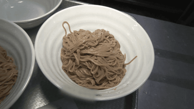 주방에서 메밀국수 준비하기