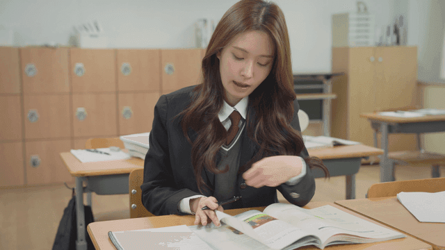 교실에서 어려워하며 공부하는 학생