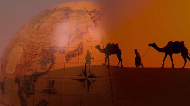 낙타와 사막 언덕을 건너는 대상 여행