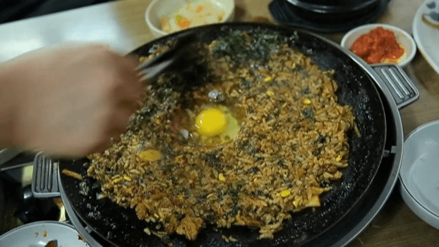 계란을 얹은 한국식 볶음밥 조리