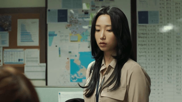 집중해서 대화하는 사무직 직원