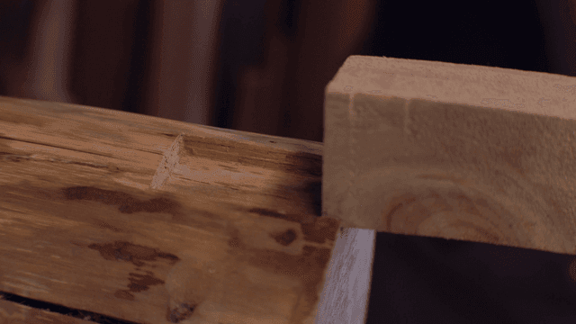 정밀 도구로 목공 작업