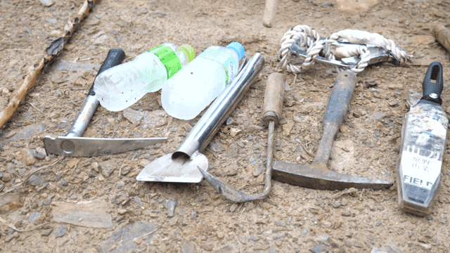 땅에 놓인 채삼 도구들과 물병