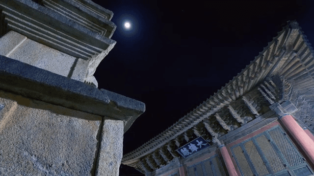 달빛 아래 전통 한국 사찰