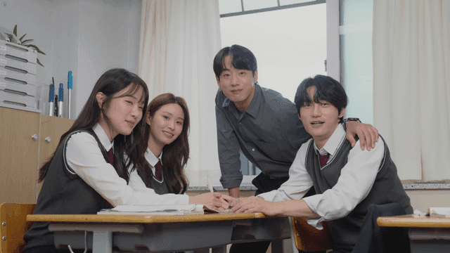 조별 회의 중인 학생들과 조언하는 선생님