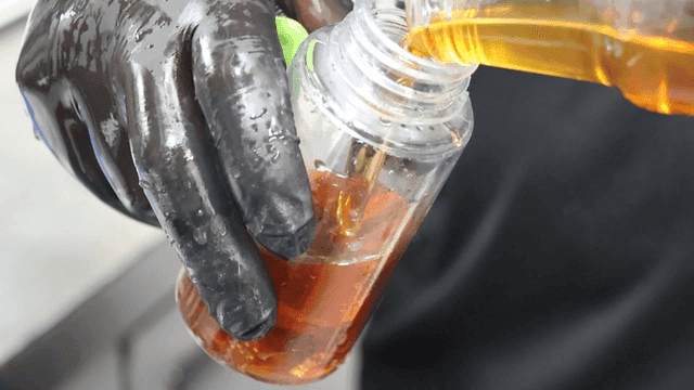 정확하게 병에 부어지는 참기름