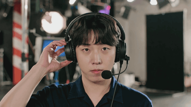 스튜디오에서 헤드셋을 착용한 사람