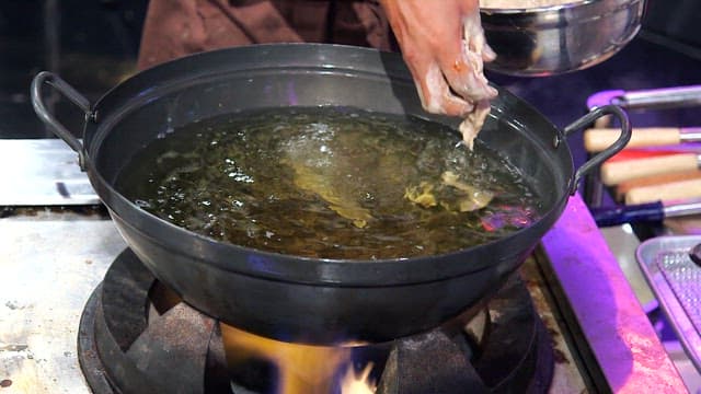 뜨거운 기름에 넣는 반죽을 입힌 돼지고기