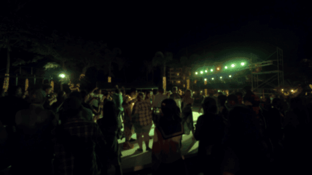 군중이 있는 야외 밤 파티