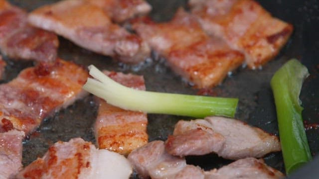 팬에 삼겹살과 대파를 굽는 모습