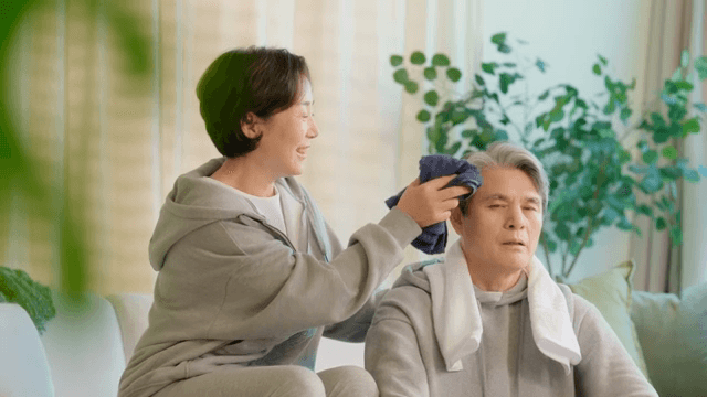 운동 후 실내에서 휴식을 취하는 부부