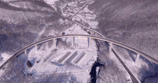 다리와 함께한 눈 덮인 산 풍경