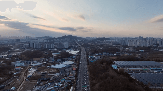 도시 풍경 속 번화한 고속도로