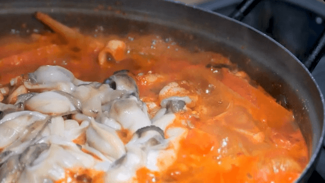 냄비에서 끓고 있는 맛조개 찌개