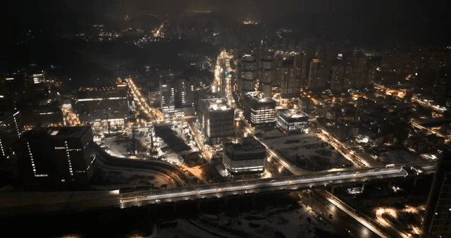 불빛이 반짝이는 번화한 도시의 야경