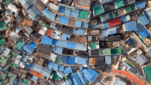 다채로운 언덕 마을과 밀집한 주택