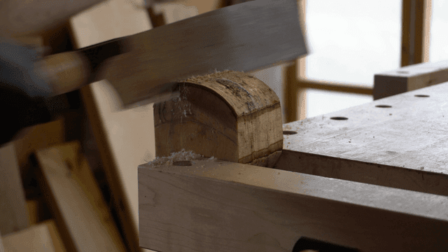 작업실에서 톱으로 나무를 자르는 모습