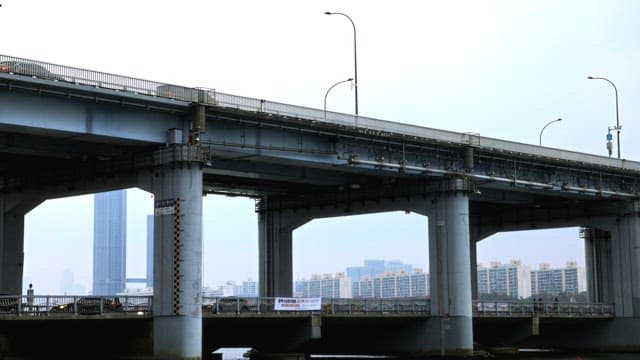 흐린 날 도시 강 위의 다리