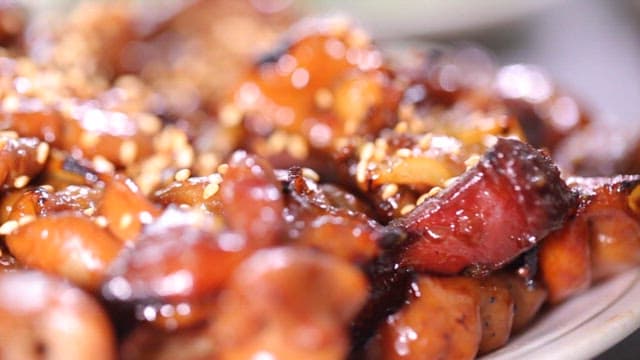 참깨가 뿌려진 양념 돼지곱창구이 한 접시