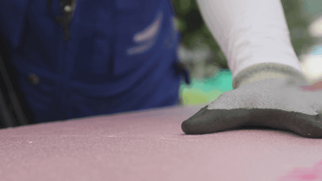 정확하게 재료를 자르는 작업자