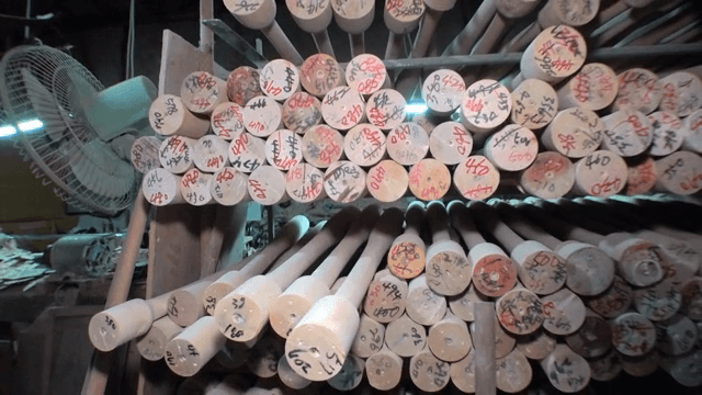 작업장에 쌓인 나무 막대