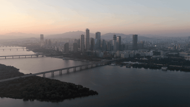 해질녘 강과 도시 스카이라인