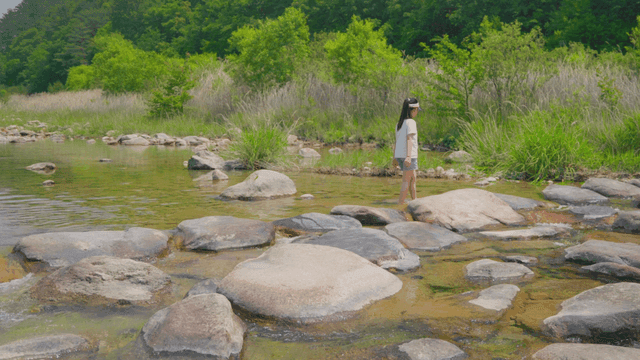 얕은 개울에서 노는 아이