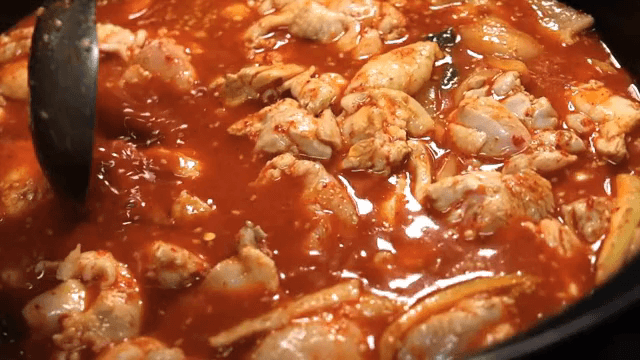국자로 젓는 매운 찜닭