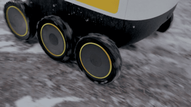 눈 덮인 지형을 이동하는 로봇