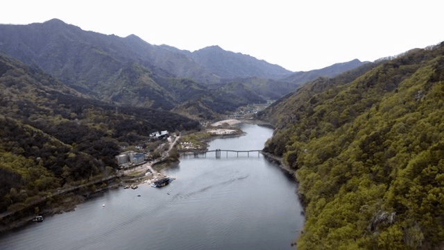 푸른 산으로 둘러싸인 고요한 호수