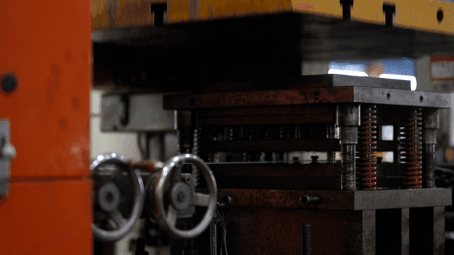 작동 중인 산업 기계의 근접 촬영