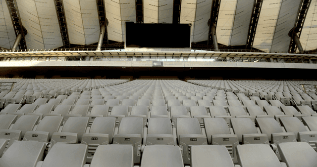 큰 지붕 아래 빈 경기장 좌석