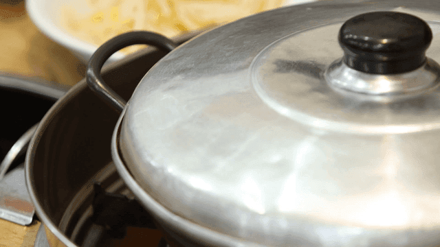 테이블 위 냄비와 김치