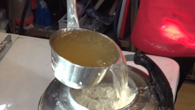 밀가루가 든 냄비에 육수 붓기