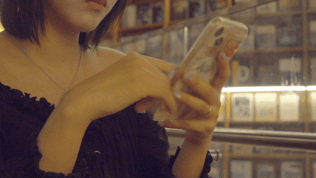 실내에서 스마트폰을 사용하는 여성