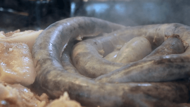 냄비에서 김이 나는 순대