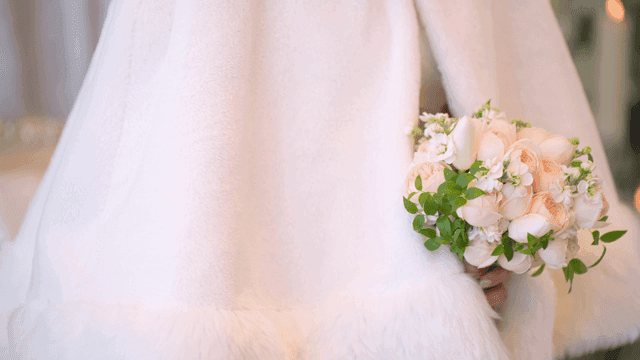 신부가 들고 있는 꽃다발