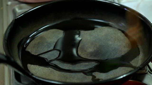 팬에서 지글지글 볶는 요리