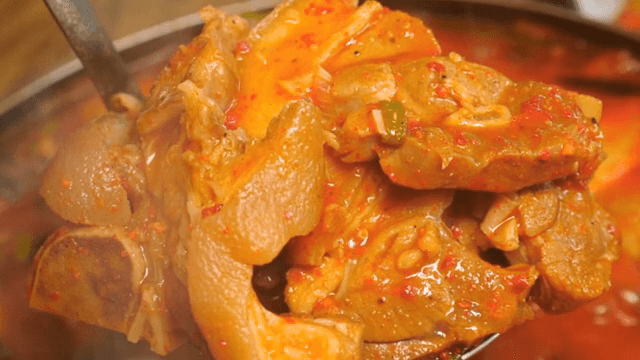 Stew with Braised Pig's feet being boiled