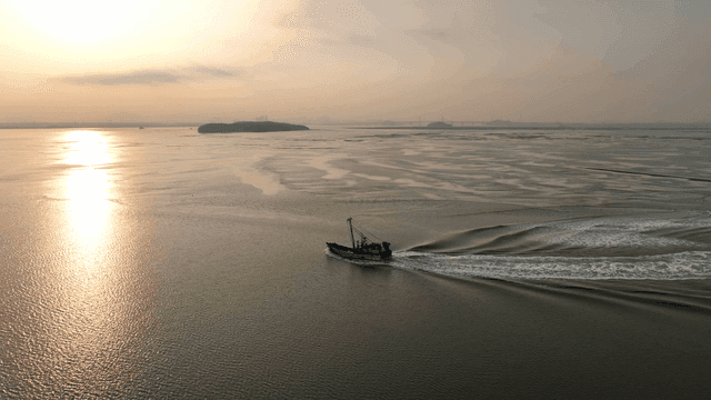 일출에 항해하는 어선