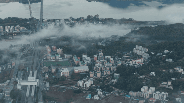 안개와 강이 있는 도시 풍경