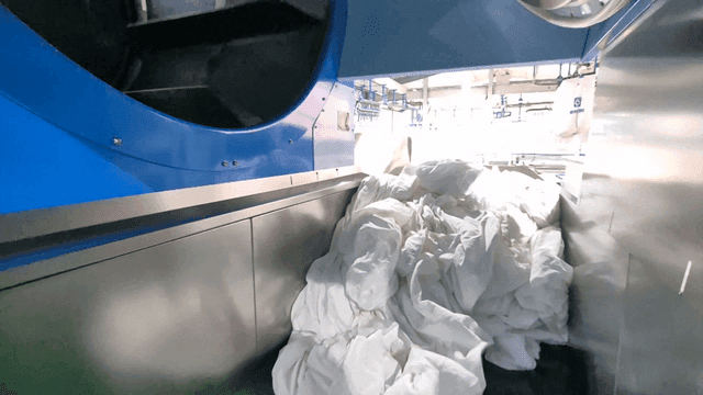 대형 기계에서 처리되는 흰 시트들