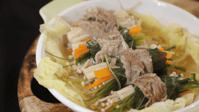 Steamed rolls with vegetables and thinly sliced ​​pork